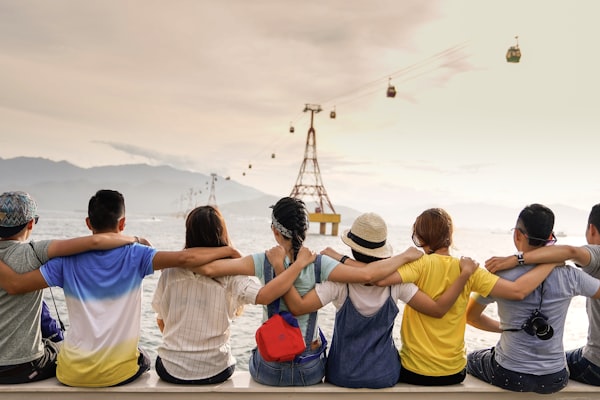 妈妈和女儿在露天市场里开心交谈